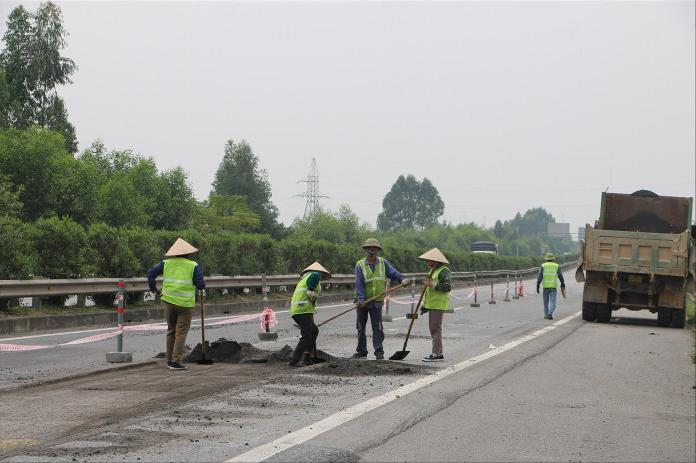 Nhiều đoạn tuyến hư hỏng đang được vá lại. ảnh: văn đức