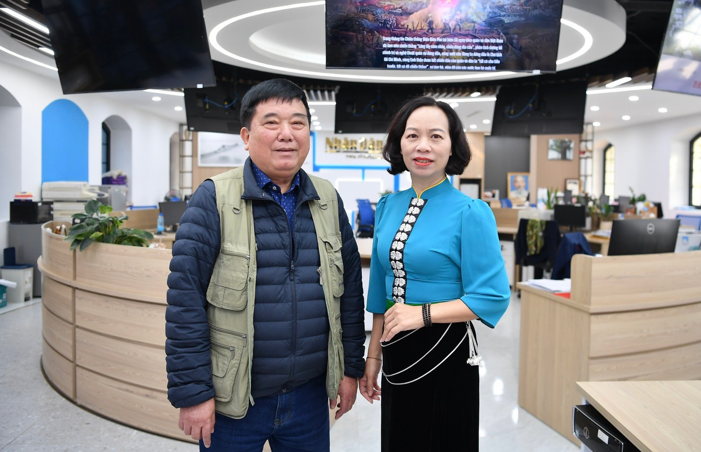 Ông Nguyễn Văn Mạc (trái) - trưởng nhóm họa sĩ vẽ bức tranh panorama về chiến dịch Điện Biên Phủ và bà Vũ Thị Tuyết Nga - Giám đốc Bảo tàng Chiến thắng lịch sử Điện Biên Phủ Ông Nguyễn Văn Mạc (trái) - trưởng nhóm họa sĩ vẽ bức tranh panorama về chiến dịch Điện Biên Phủ và bà Vũ Thị Tuyết Nga - Giám đốc Bảo tàng Chiến thắng lịch sử Điện Biên Phủ