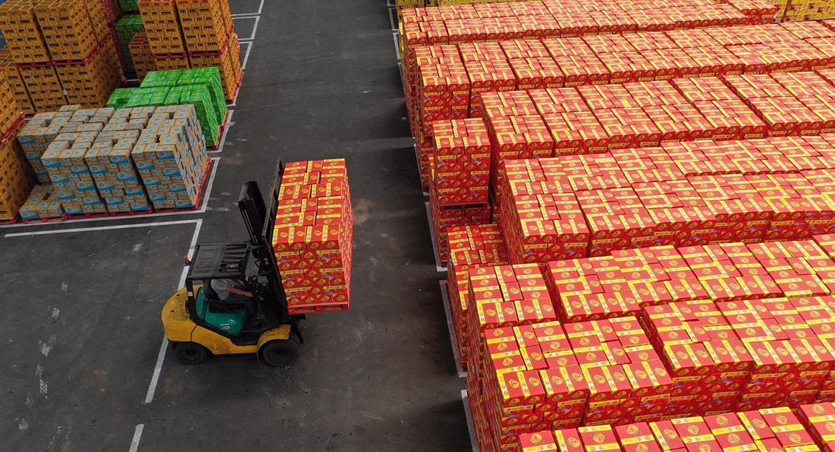 Thực hiện chuyển đổi kép để cam kết một tương lai “xanh” với các sản phẩm theo tiêu chuẩn chất lượng quốc tế để tiến ra sân chơi toàn cầu được nhiều doanh nghiệp Việt nghiêm túc thực hiện. Trong hình là các sản phẩm của Tân Hiệp Phát đang được lưu kho để chờ xuất khẩu Thực hiện chuyển đổi kép để cam kết một tương lai “xanh” với các sản phẩm theo tiêu chuẩn chất lượng quốc tế để tiến ra sân chơi toàn cầu được nhiều doanh nghiệp Việt nghiêm túc thực hiện. Trong hình là các sản phẩm của Tân Hiệp Phát đang được lưu kho để chờ xuất khẩu