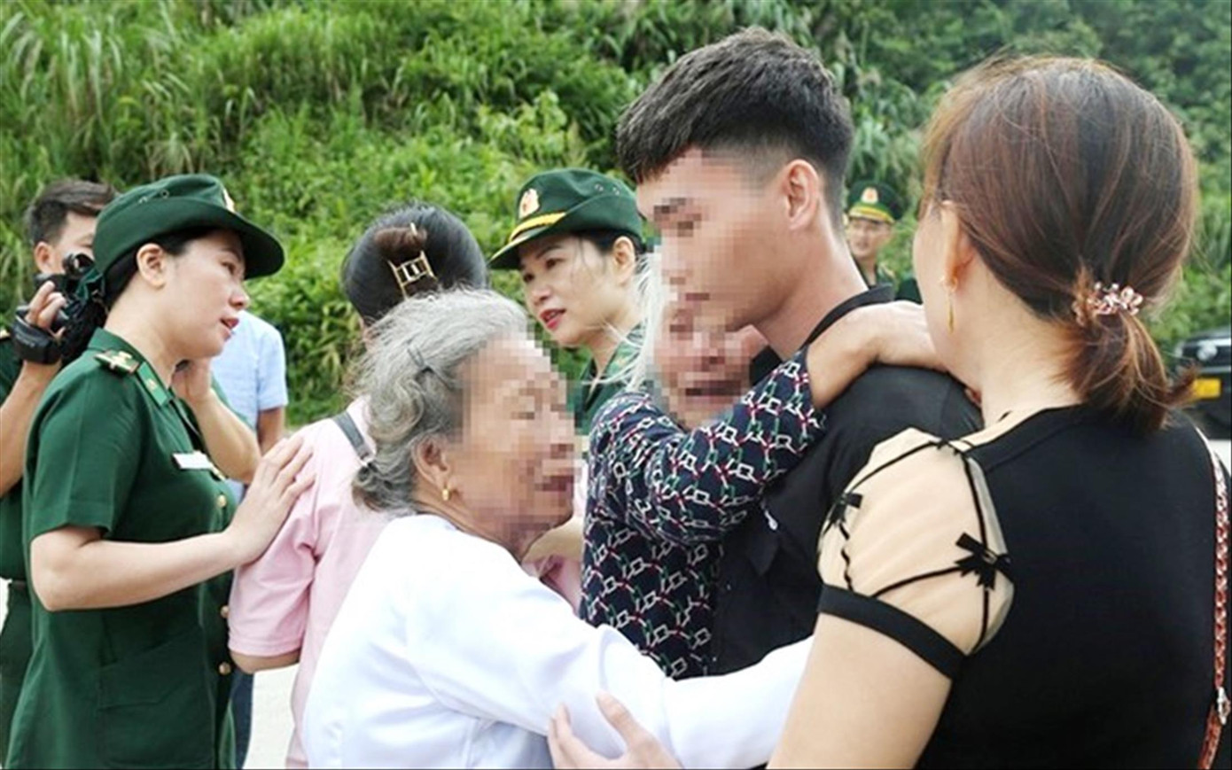 Gia đình nạn nhân xúc động khi người thân được giải cứu. Ảnh: TT