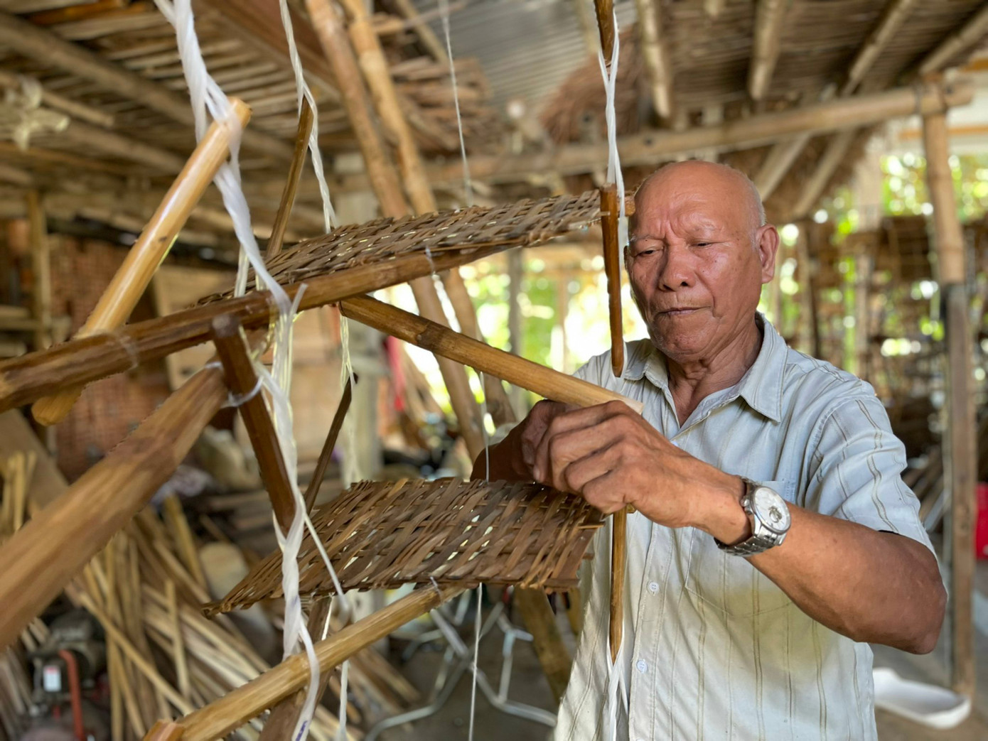 Ông Mai Văn Quýt - một trong những người cuối cùng ở Quảng Ngãi còn giữ được kỹ thuật làm bờ xe nước. Ảnh: Nguyễn Ngọc Ông Mai Văn Quýt - một trong những người cuối cùng ở Quảng Ngãi còn giữ được kỹ thuật làm bờ xe nước. Ảnh: Nguyễn Ngọc
