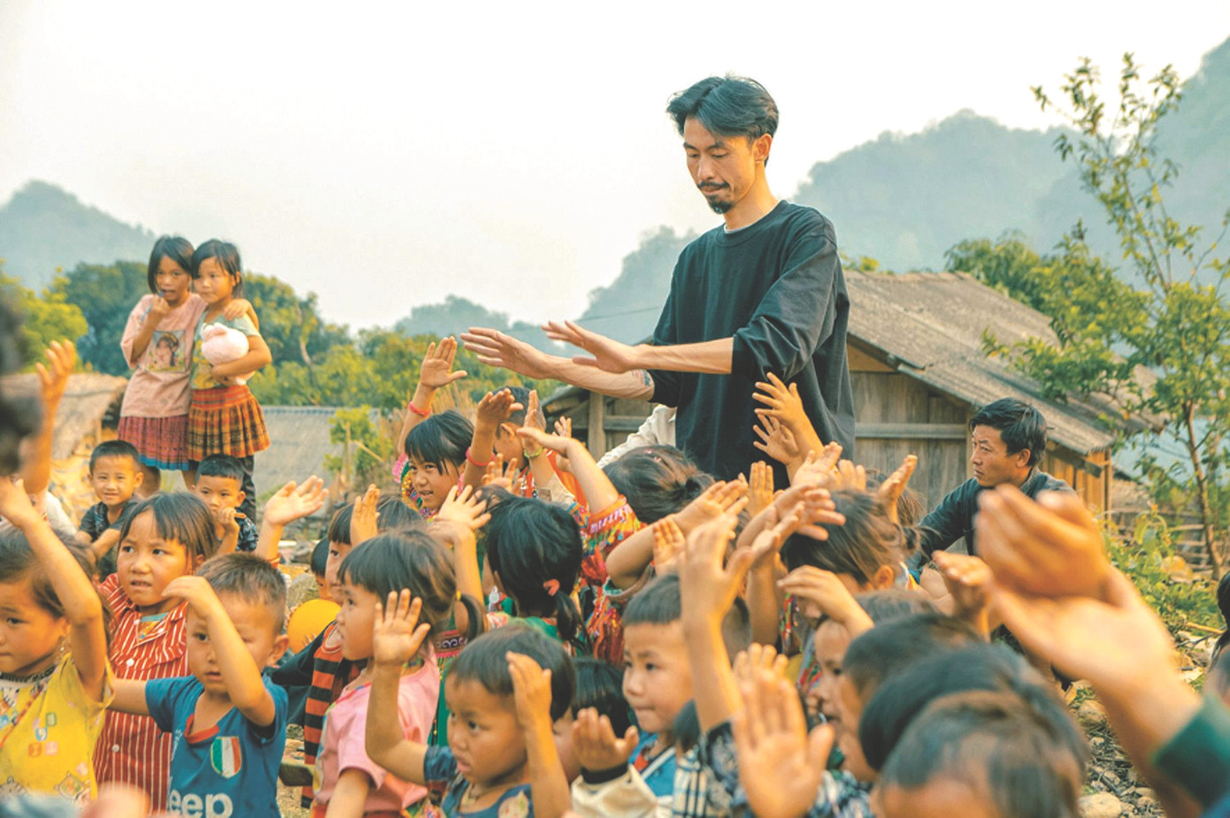 Đen Vâu trong những hoạt động cộng đồng. Ảnh: Trọng Tài