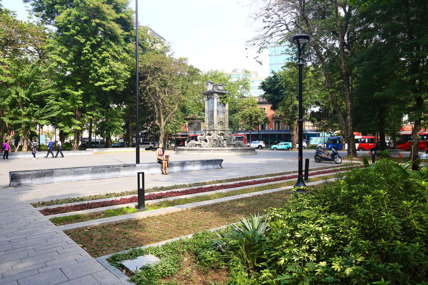 Vườn hoa Diên Hồng được cải tạo khang trang, hiện đại với nét kiến trúc châu Âu và không gian xanh tinh tế, là địa điểm không thể bỏ qua với du khách khi đến Hà Nội. Ảnh: Duy Phạm