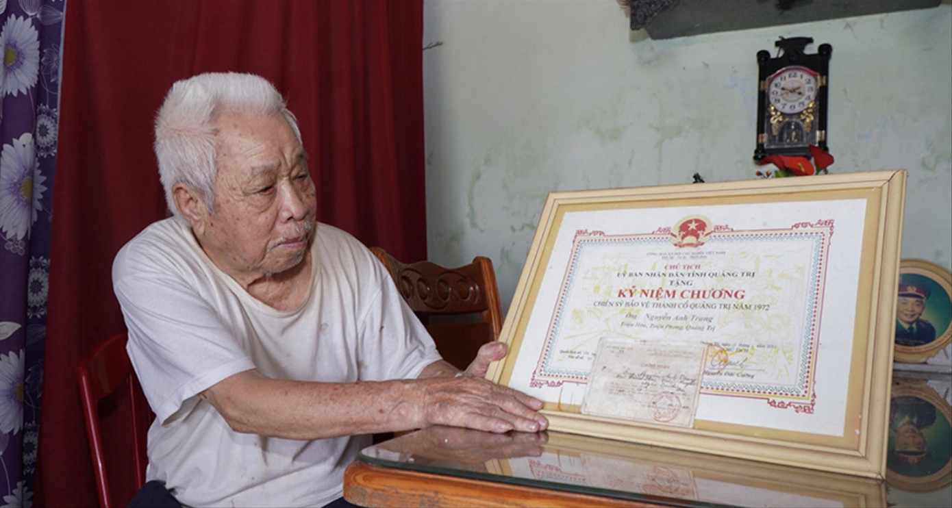 Ông Nguyễn Anh Trung chỉ còn sót lại giấy chứng nhận được tặng Huân chương kháng chiến