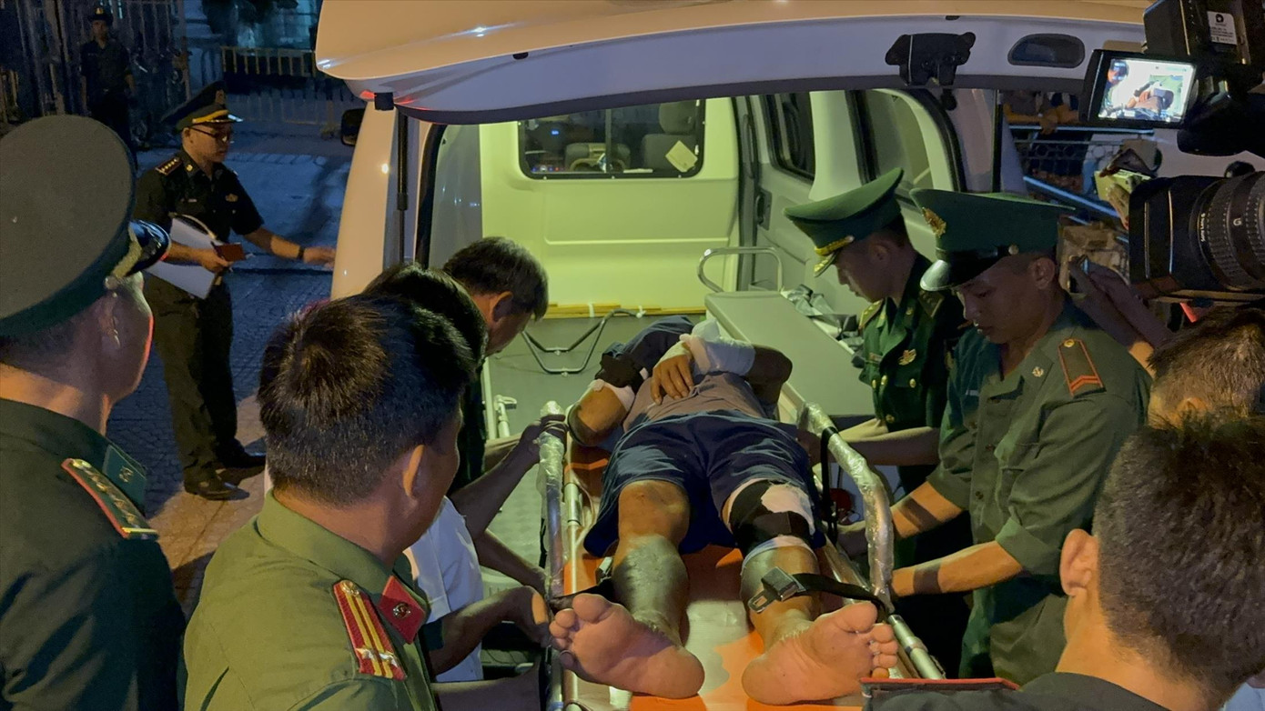 Ngư dân Huỳnh Tiến Công bị gãy tay phải và chấn thương nặng ở chân được đưa lên xe cấp cứu. Ảnh: NN