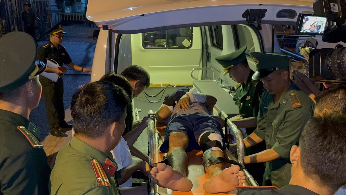 Ngư dân Huỳnh Tiến Công bị gãy tay phải và chấn thương nặng ở chân được đưa lên xe cấp cứu. Ảnh: NN