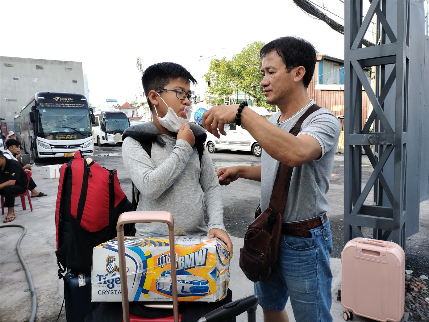 Anh Phạm Quang Mạnh và gia đình là một trong những hành khách bị nhà xe Long Vân Limousine bỏ ở bến trung chuyển đang chờ taxi về nhà Anh Phạm Quang Mạnh và gia đình là một trong những hành khách bị nhà xe Long Vân Limousine bỏ ở bến trung chuyển đang chờ taxi về nhà