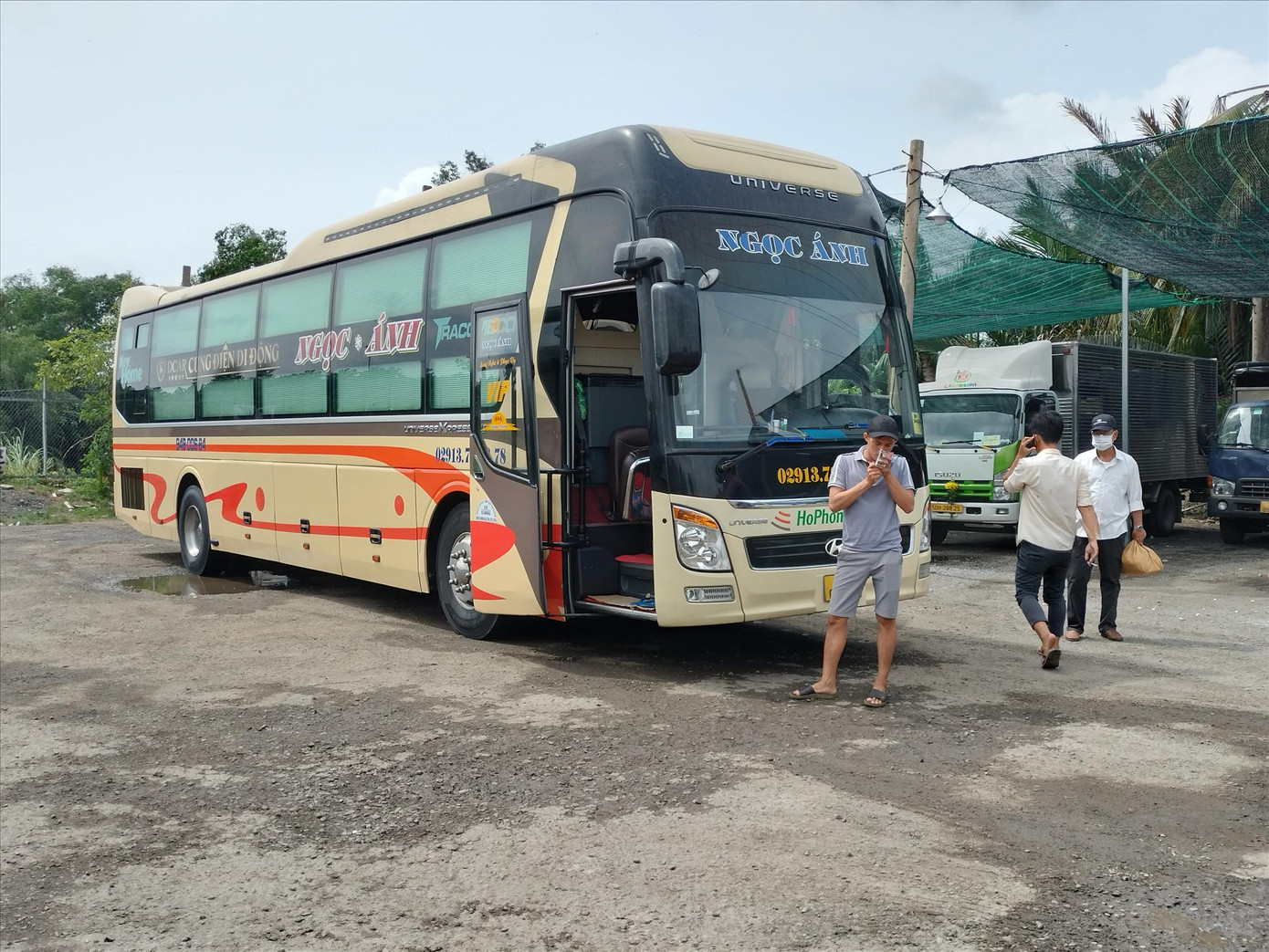 Xe khách “Cung điện di động” Ngọc Ánh thực ra là “xe dù”. Ảnh chụp sáng Chủ nhật, 21/7, tại bãi giữ xe ở địa chỉ B16/38W9 Nguyễn Văn Linh Xe khách “Cung điện di động” Ngọc Ánh thực ra là “xe dù”. Ảnh chụp sáng Chủ nhật, 21/7, tại bãi giữ xe ở địa chỉ B16/38W9 Nguyễn Văn Linh