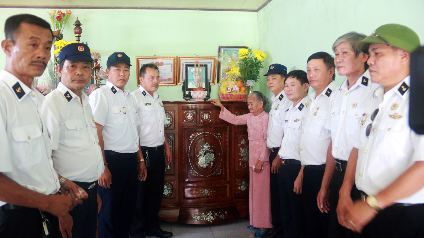 Anh em Ban Liên lạc Bộ đội Trường Sa quây quần bên mẹ Nguyễn Thị Trước vào năm 2022. Ảnh: Nguyễn Thành