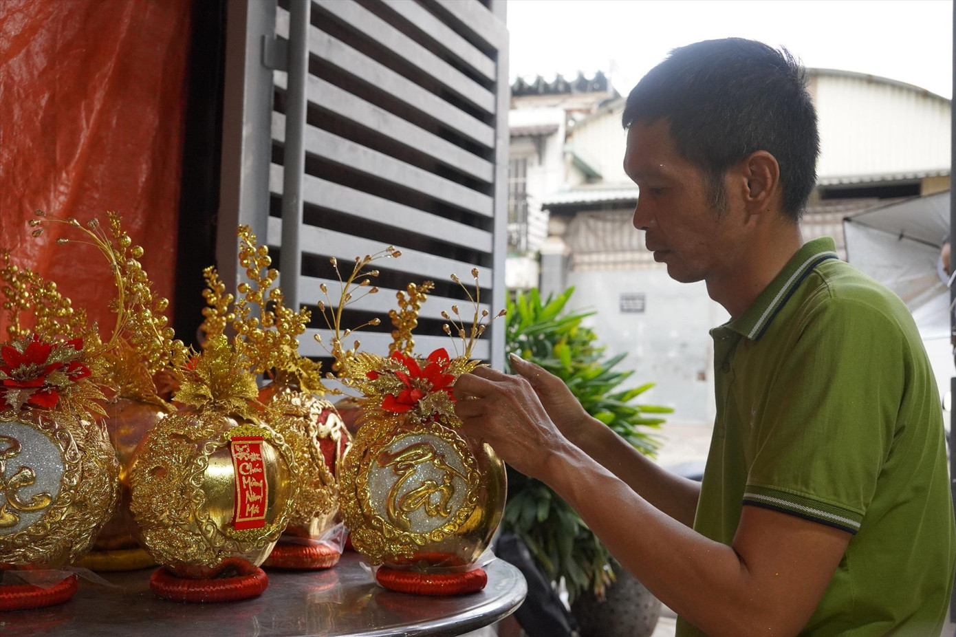 Anh Nguyễn Văn Dình “make-up” dừa dát vàng giá tiền triệu. Ảnh: U.P Anh Nguyễn Văn Dình “make-up” dừa dát vàng giá tiền triệu. Ảnh: U.P