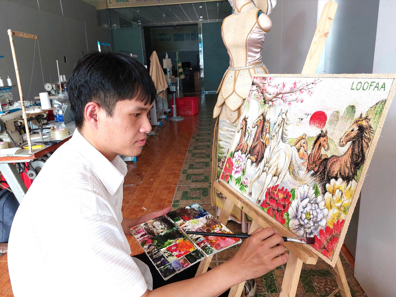 Anh Y Êli vẽ tranh trên nền xơ mướp.