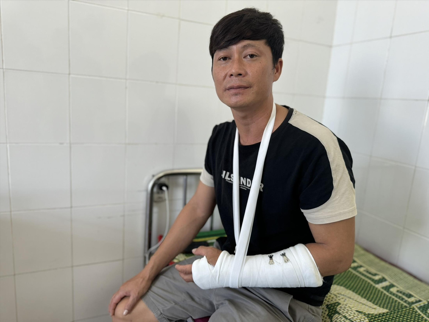 Ngư dân Nguyễn Thương bị đánh đập hở khớp tay. Ảnh: NN