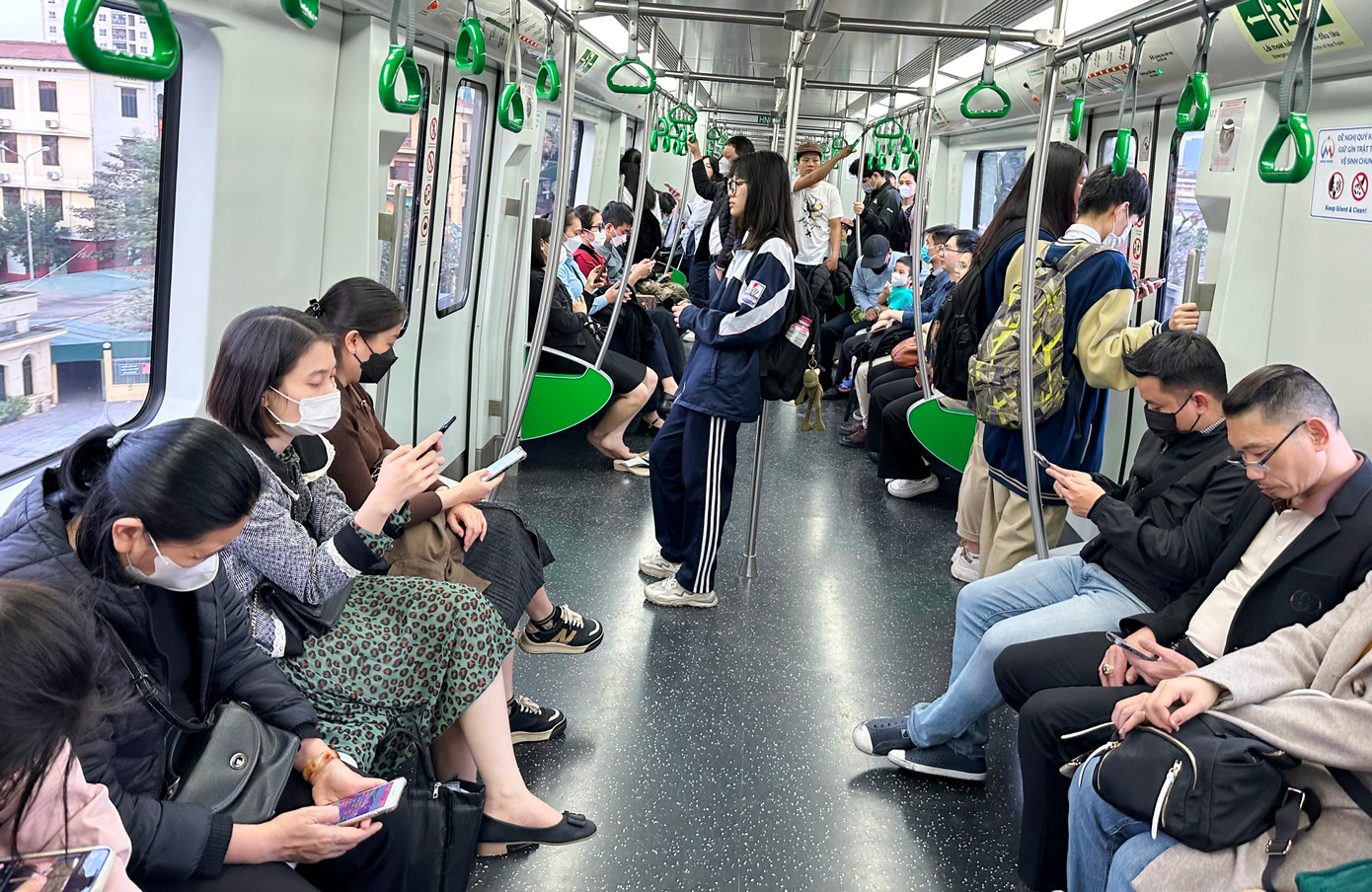 Tàu chở khách Cát Linh - Hà Đông hiện do đội ngũ lái tàu tại Cty Hanoi Metro vận hành Tàu chở khách Cát Linh - Hà Đông hiện do đội ngũ lái tàu tại Cty Hanoi Metro vận hành