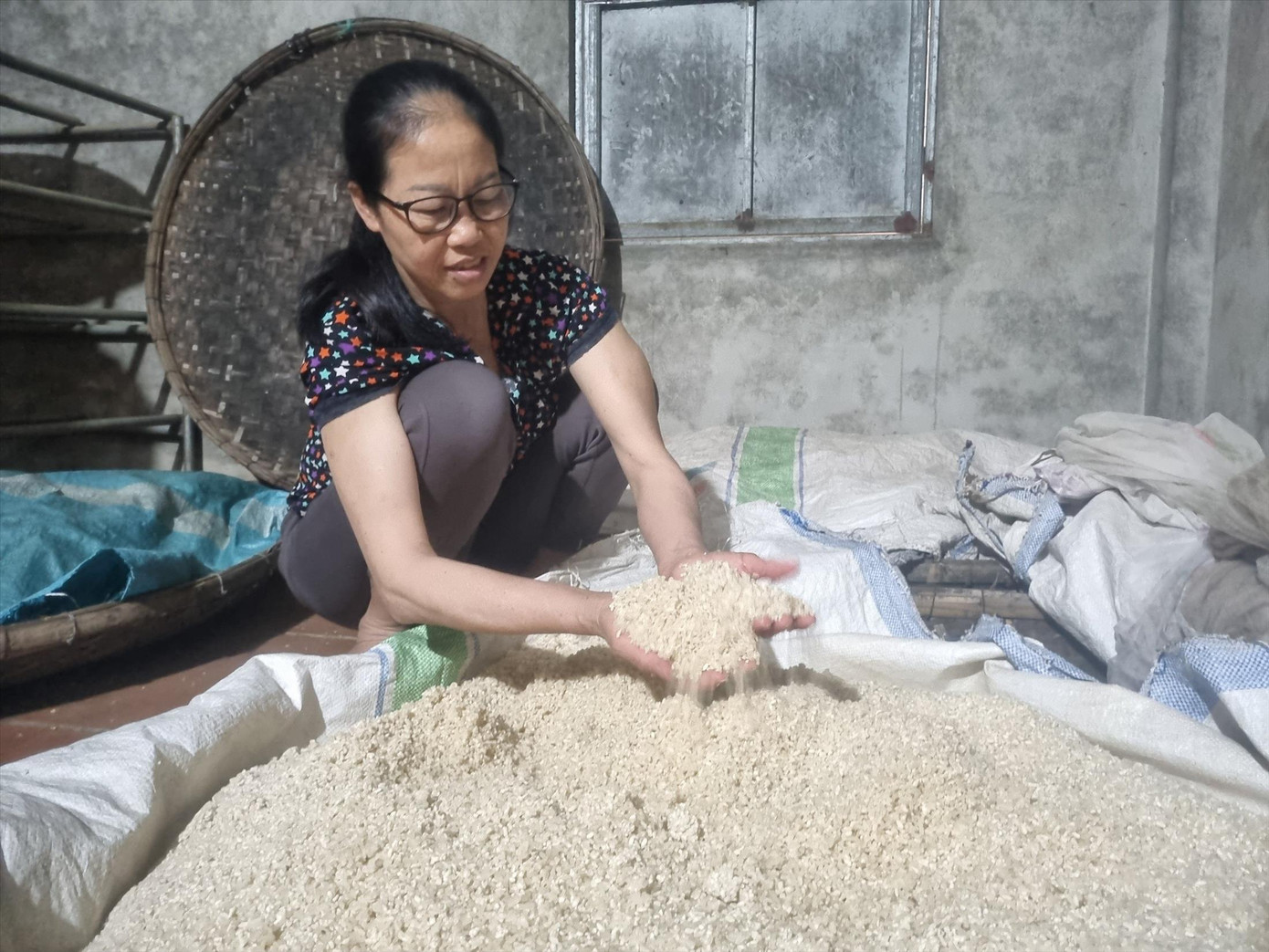 Gạo Thầu Dầu khi lên men, mỗi ngày phải đảo đều nhiều lần Gạo Thầu Dầu khi lên men, mỗi ngày phải đảo đều nhiều lần