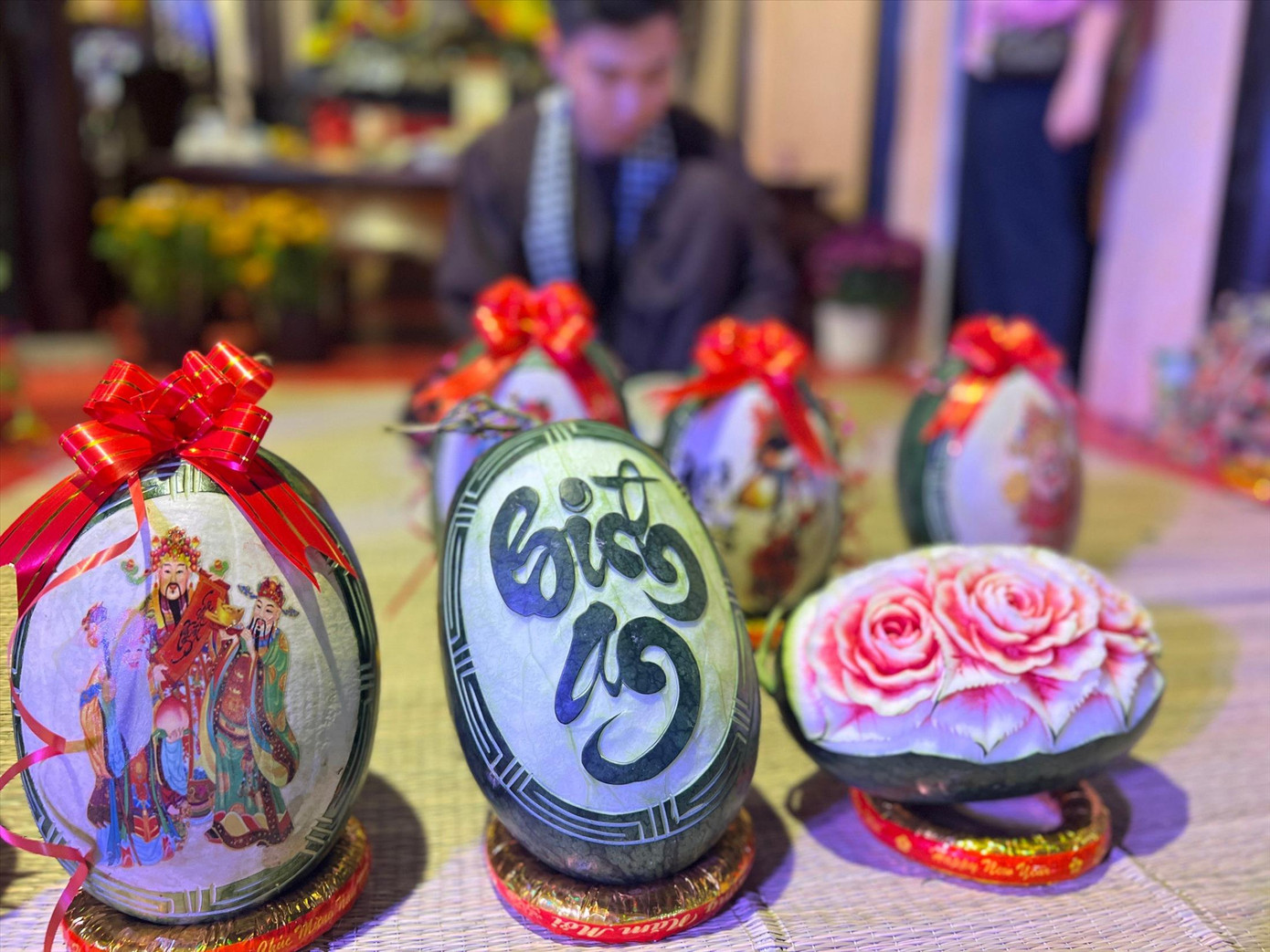 Thổi hồn vào quả dưa hấu ngày Tết. Ảnh: U.P Thổi hồn vào quả dưa hấu ngày Tết. Ảnh: U.P