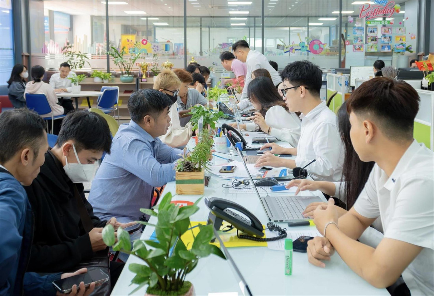 Thí sinh, phụ huynh đến Trường ĐH Công nghệ TPHCM để được tư vấn về các thủ tục nhập học dù chưa có kết quả trúng tuyển chính thức