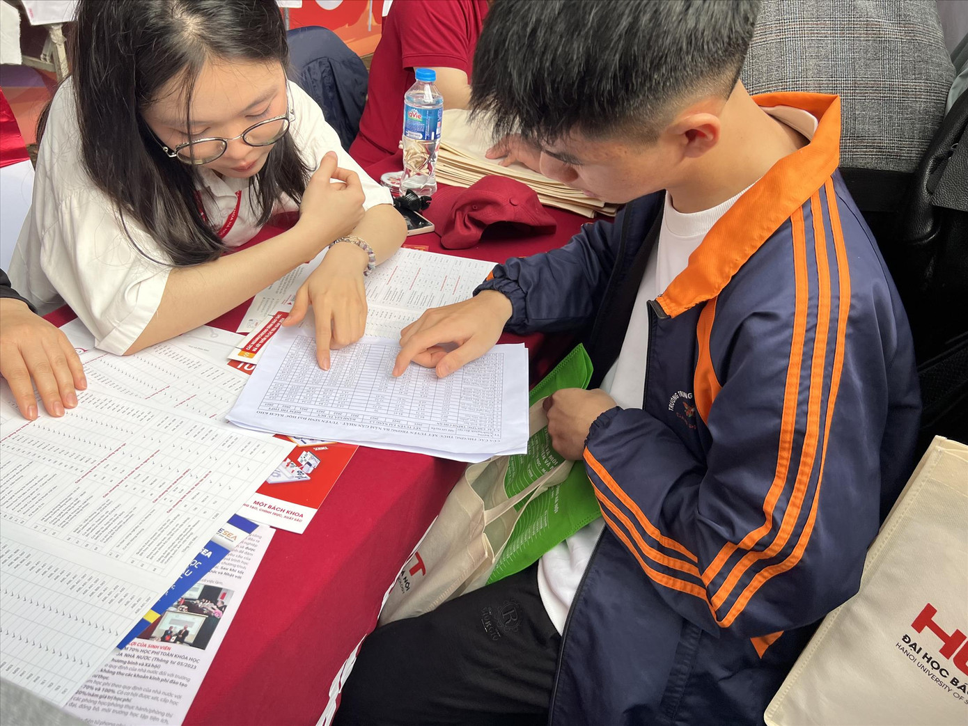 Thí sinh tìm hiểu thông tin tuyển sinh năm 2024 tại chương trình tư vấn tuyển sinh vừa qua. Ảnh: Nghiêm Huê Thí sinh tìm hiểu thông tin tuyển sinh năm 2024 tại chương trình tư vấn tuyển sinh vừa qua. Ảnh: Nghiêm Huê