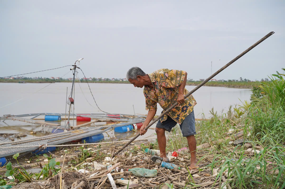 Ông Phạm Văn Huận dọn dẹp quanh lồng cá để chuẩn bị thuê thợ sửa lồng cá. Ông Phạm Văn Huận dọn dẹp quanh lồng cá để chuẩn bị thuê thợ sửa lồng cá.