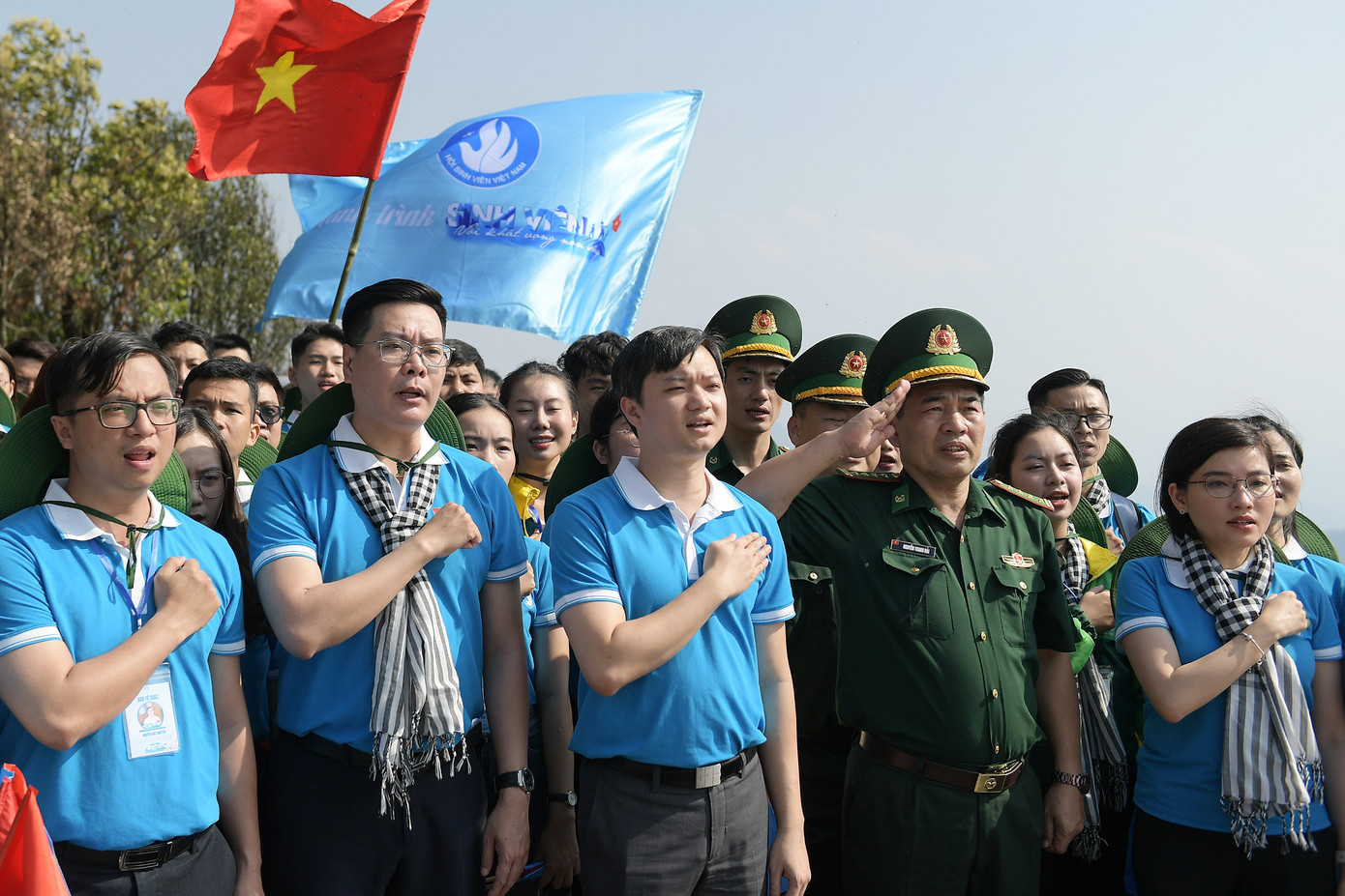 Anh Nguyễn Minh Triết - Bí thư T.Ư Đoàn, Chủ tịch Hội SVVN (hàng đầu, đứng giữa) cùng đoàn hành trình và bộ đội Biên phòng làm lễ chào cờ tại điểm cực Tây của Tổ quốc. ẢNH: DƯƠNG TRIỀU