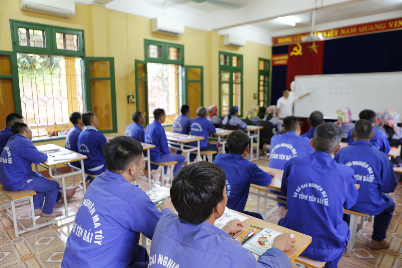 Lớp học được tổ chức cho các học viên không biết chữ để giúp họ nâng cao nhận thức, làm lại cuộc đời.