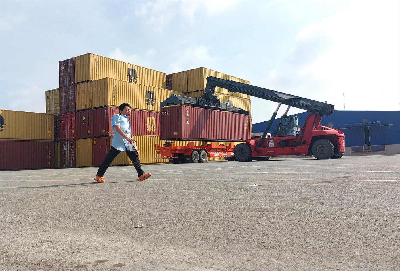 Xếp hàng hóa tại cảng Thạnh Phước - Bình Dương. Ảnh: H.C