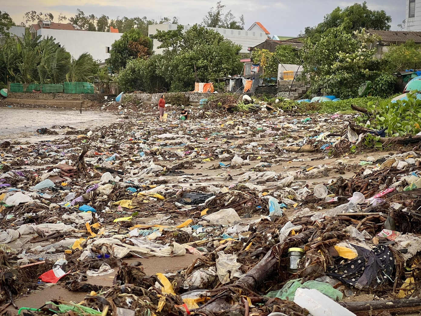 Ô nhiễm rác thải nhựa là vấn đề môi trường nghiêm trọng ở Việt Nam và toàn cầu. Trong ảnh là ô nhiễm rác thải nhựa tại bờ biển Quảng Ngãi. Ảnh: Nguyễn Ngọc