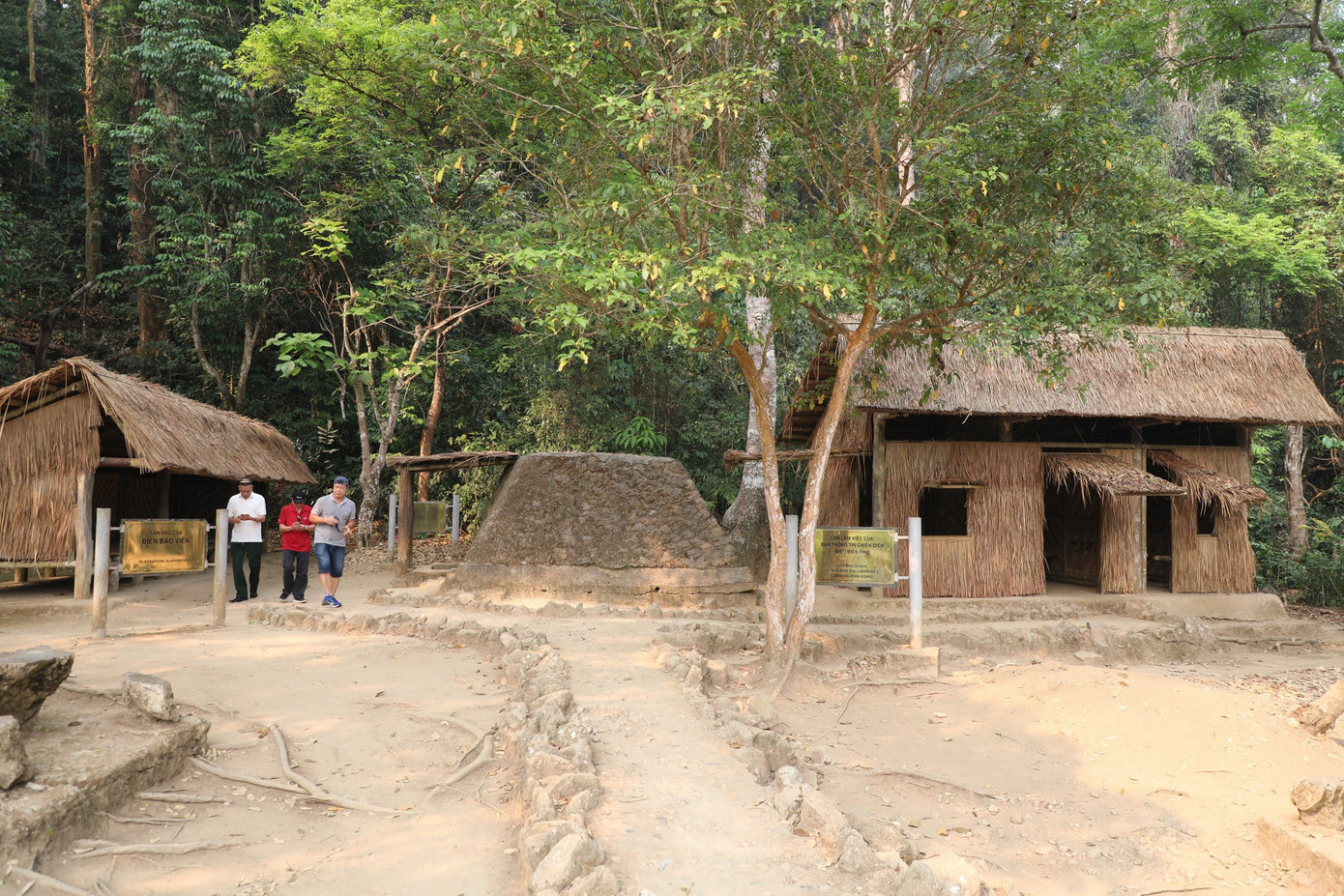 Di tích Sở chỉ huy Chiến dịch Điện Biên Phủ được bảo tồn nguyên vẹn. Di tích Sở chỉ huy Chiến dịch Điện Biên Phủ được bảo tồn nguyên vẹn.