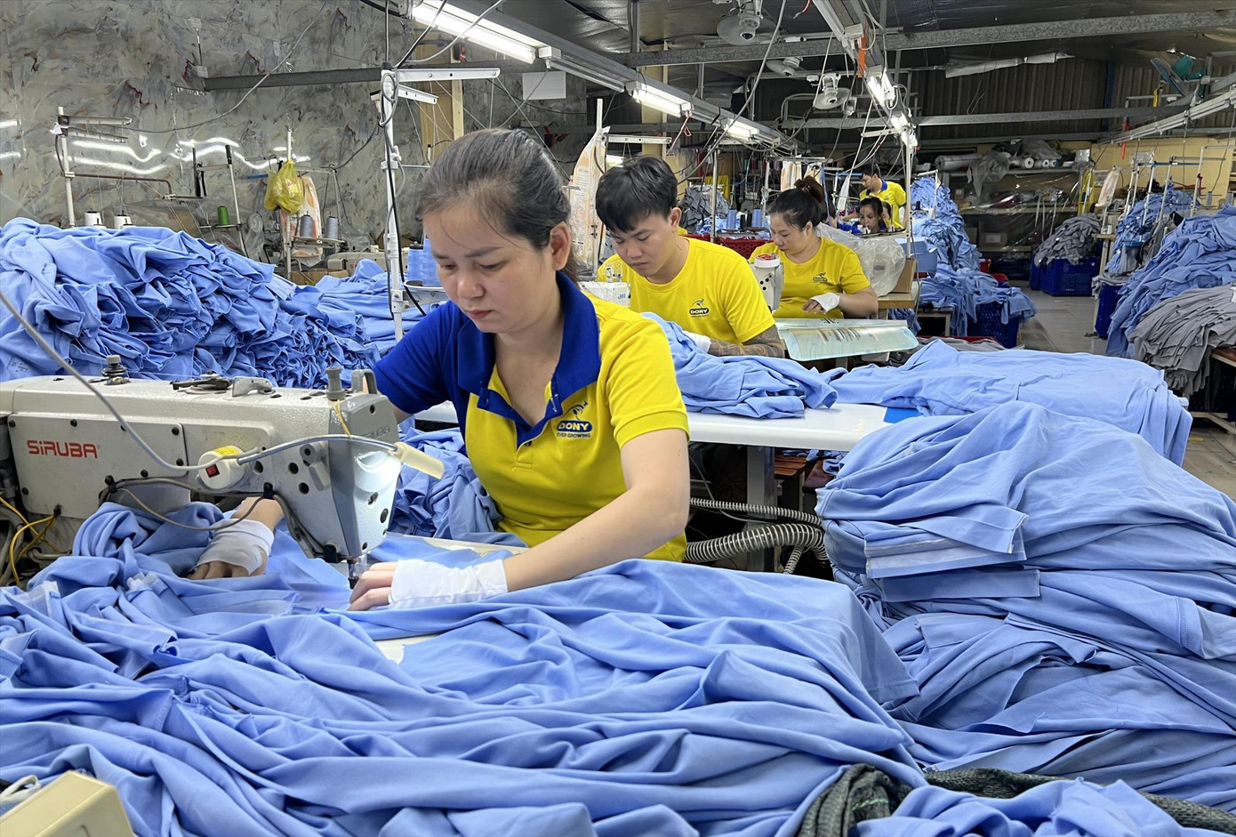 Công nhân sản xuất tại Cty may mặc Dony. Ảnh: U.P Công nhân sản xuất tại Cty may mặc Dony. Ảnh: U.P