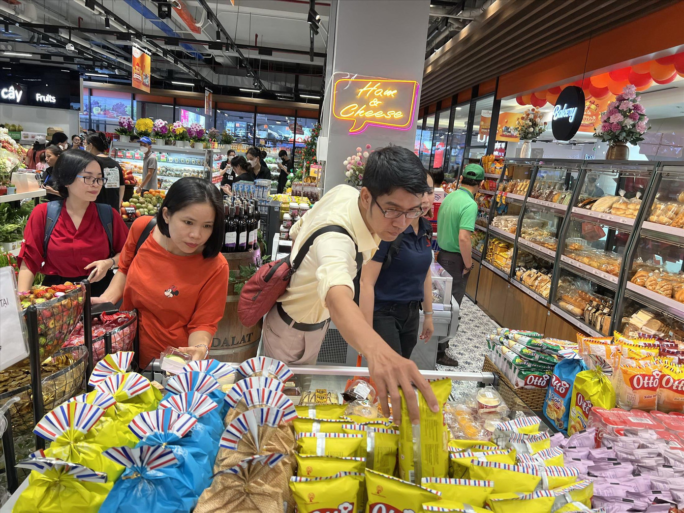 Nhiều khuyến mãi "sập sàn” tại đại siêu thị Co.opXtra Tạ Quang Bửu (quận 8, TPHCM) thu hút người dân đến mua sắm. ảnh: U.P