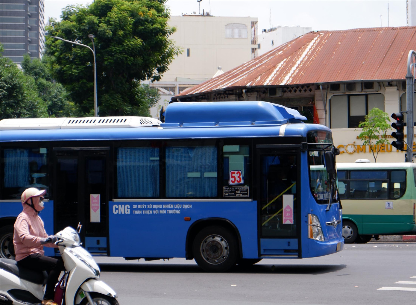 Xe buýt sử dụng nhiên liệu CNG chở khách tại TPHCM. Ảnh: HH Xe buýt sử dụng nhiên liệu CNG chở khách tại TPHCM. Ảnh: HH