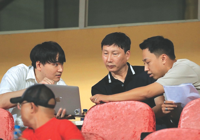 HLV Kim Sang-sik (giữa) cùng hai cộng sự ở sân Hàng Đẫy, hôm 5/5 HLV Kim Sang-sik (giữa) cùng hai cộng sự ở sân Hàng Đẫy, hôm 5/5