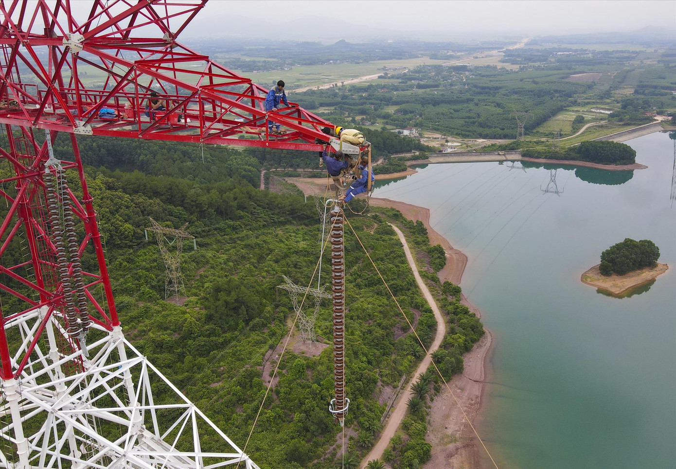 Công nhân miệt mài thi công lơ lửng giữa đất trời. Công nhân miệt mài thi công lơ lửng giữa đất trời.