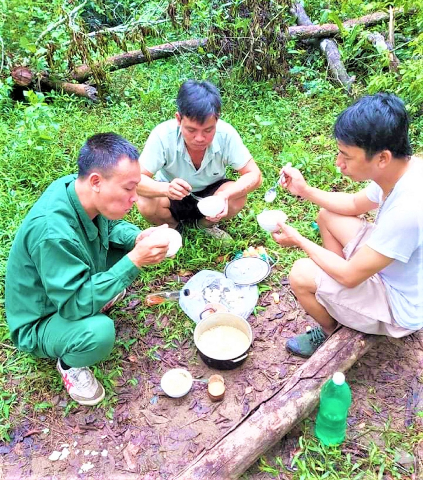 Một bữa cơm giữa rừng của lực lượng kiểm lâm. Một bữa cơm giữa rừng của lực lượng kiểm lâm.