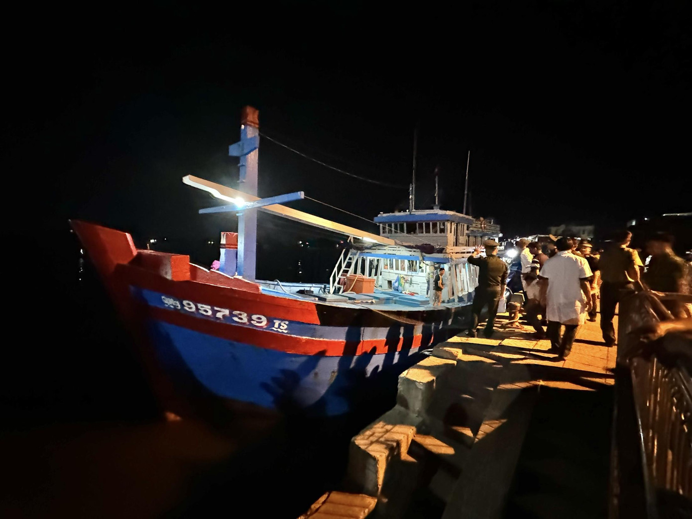 Tàu cá QNg 95739 TS cập cảng Sa Kỳ sau chuyến biển đầy kinh hoàng. Ảnh: NN