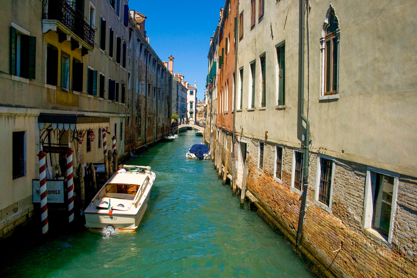 Các công trình kiến trúc trên đôi bờ kênh.