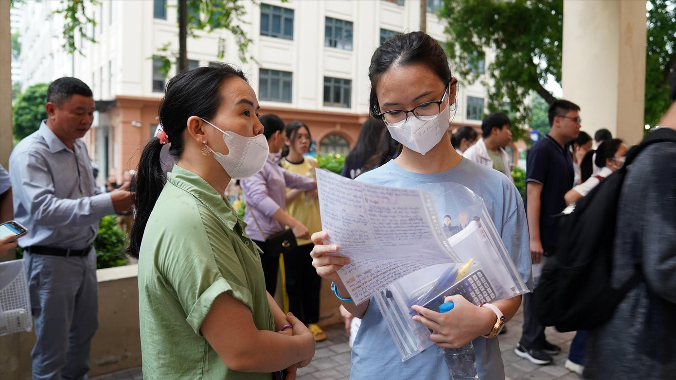 Thí sinh dự thi vào lớp 10 Trường THPT Chuyên ĐH Sư phạm Hà Nội sáng 5/6. Ảnh: Mạnh Thắng Thí sinh dự thi vào lớp 10 Trường THPT Chuyên ĐH Sư phạm Hà Nội sáng 5/6. Ảnh: Mạnh Thắng