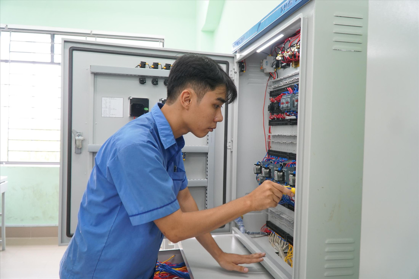 Học viên hệ trung cấp ngành điện - điện tử Trường Cao đẳng Lý Tự Trọng trong một tiết thực hành. Ảnh: Nhàn Lê Học viên hệ trung cấp ngành điện - điện tử Trường Cao đẳng Lý Tự Trọng trong một tiết thực hành. Ảnh: Nhàn Lê