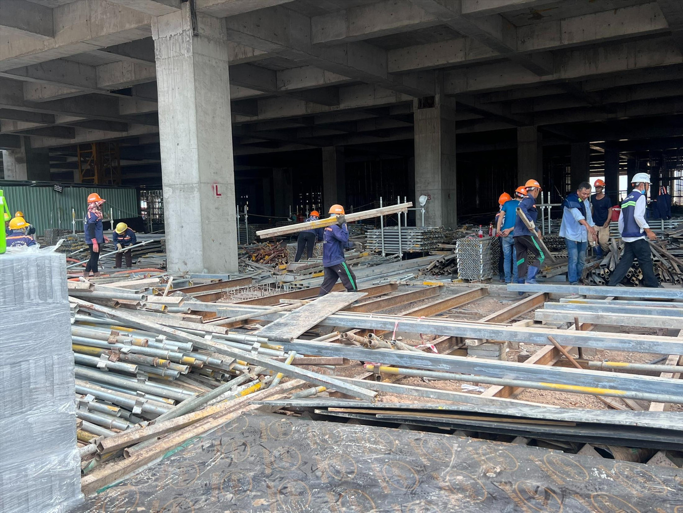 Công nhân thi công nhà ga T3. Ảnh: H.H Công nhân thi công nhà ga T3. Ảnh: H.H