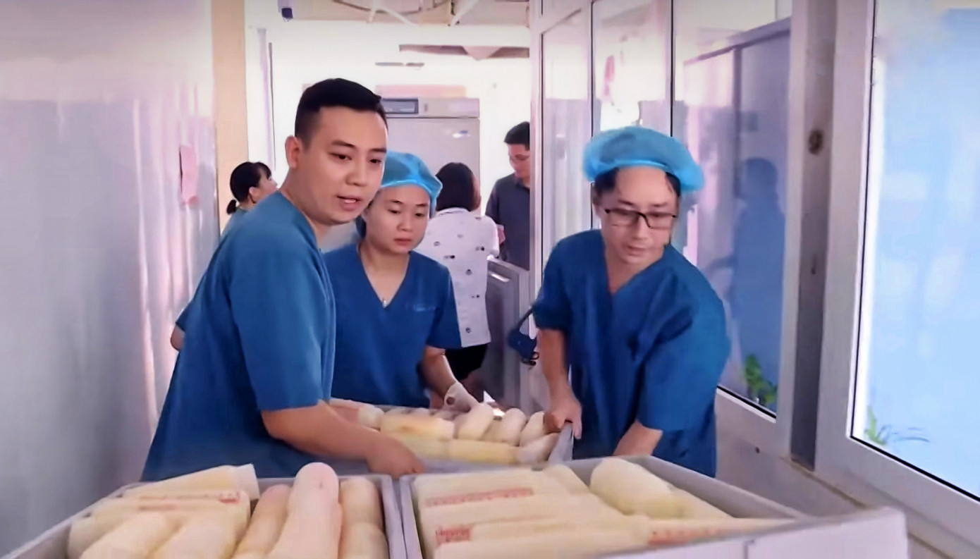 Nhân viên y tế cứu ngân hàng sữa mẹ sau khi bão Yagi đổ bộ