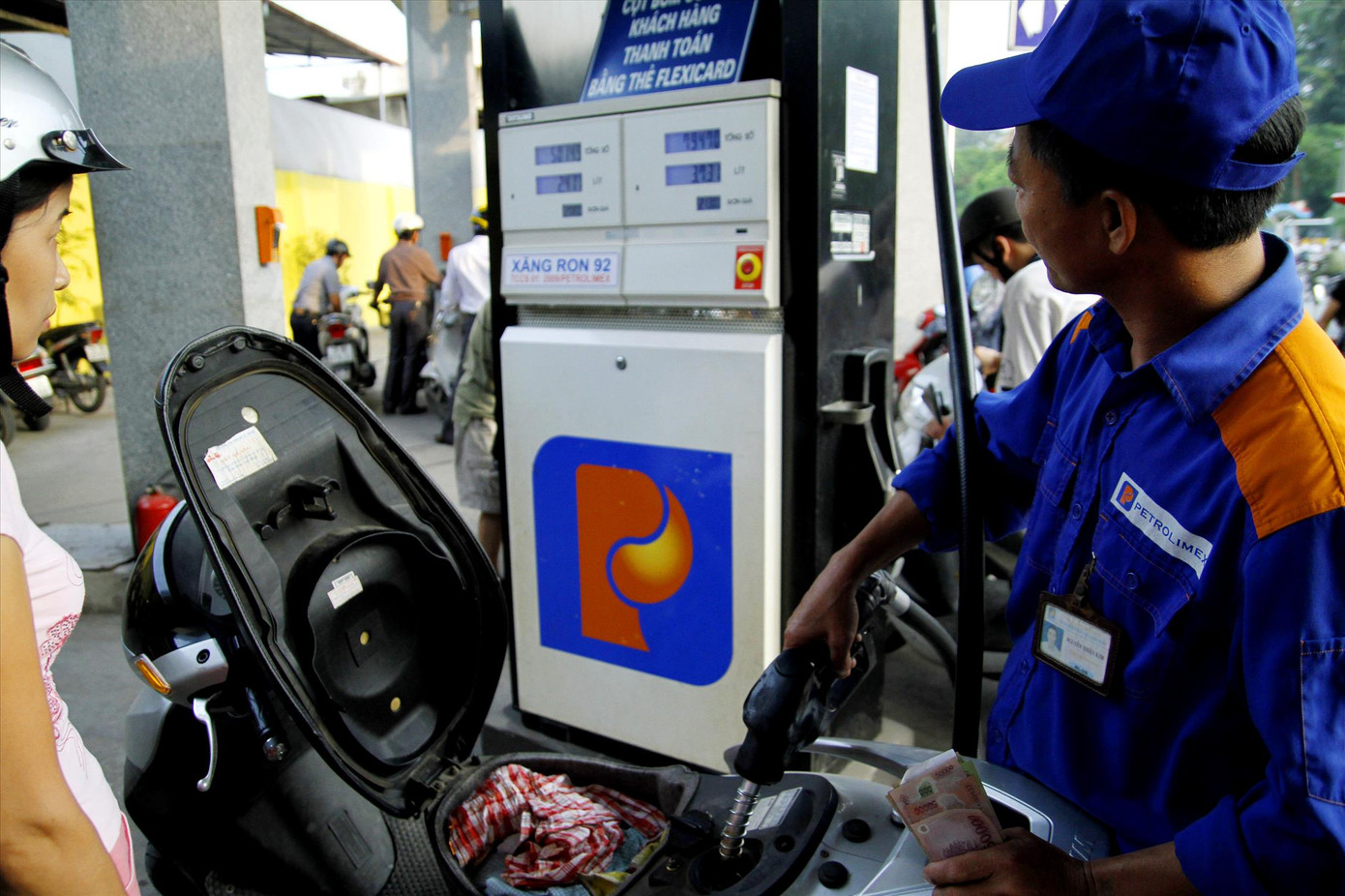 Doanh nghiệp xăng dầu kêu gặp khó, cần sửa các quy định hiện hành. Ảnh: Như Ý Doanh nghiệp xăng dầu kêu gặp khó, cần sửa các quy định hiện hành. Ảnh: Như Ý