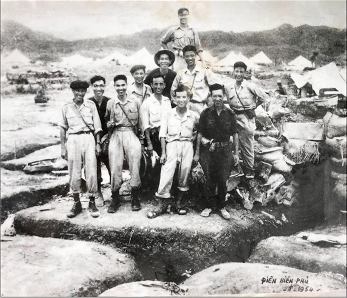 Đoàn làm phim tài liệu (cùng một số phóng viên ảnh) tham gia Chiến dịch Điện Biên Phủ. Ảnh: T.L Đoàn làm phim tài liệu (cùng một số phóng viên ảnh) tham gia Chiến dịch Điện Biên Phủ. Ảnh: T.L