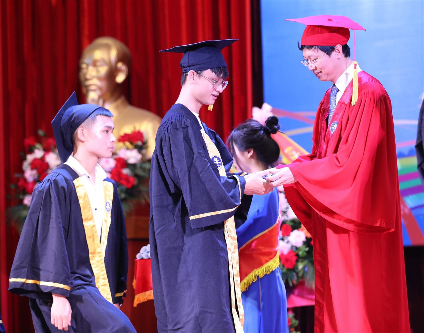 Sinh viên Trường ĐH Sư phạm Hà Nội nhận bằng tốt nghiệp. Ảnh: Duy Phạm Sinh viên Trường ĐH Sư phạm Hà Nội nhận bằng tốt nghiệp. Ảnh: Duy Phạm