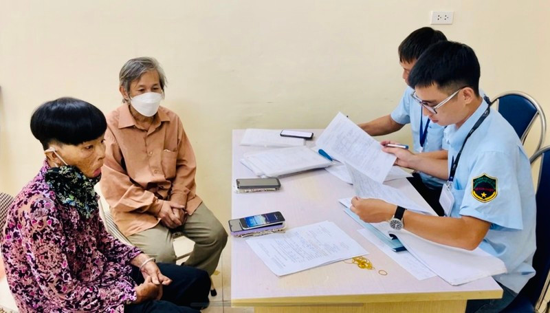 Cơ quan chức năng đang làm thủ tục xác định đối tượng lang thang cơ nhỡ ở Hà Nội Cơ quan chức năng đang làm thủ tục xác định đối tượng lang thang cơ nhỡ ở Hà Nội