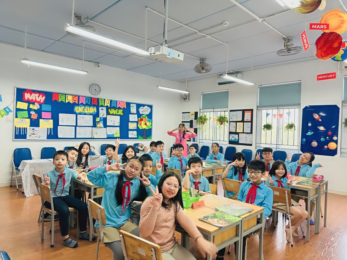 Các thầy cô tại EQuest luôn quan tâm đến cảm xúc, tâm lý của học sinh hơn là điểm số (Ảnh: Hệ thống Giáo dục Thực nghiệm Victory) Các thầy cô tại EQuest luôn quan tâm đến cảm xúc, tâm lý của học sinh hơn là điểm số (Ảnh: Hệ thống Giáo dục Thực nghiệm Victory)