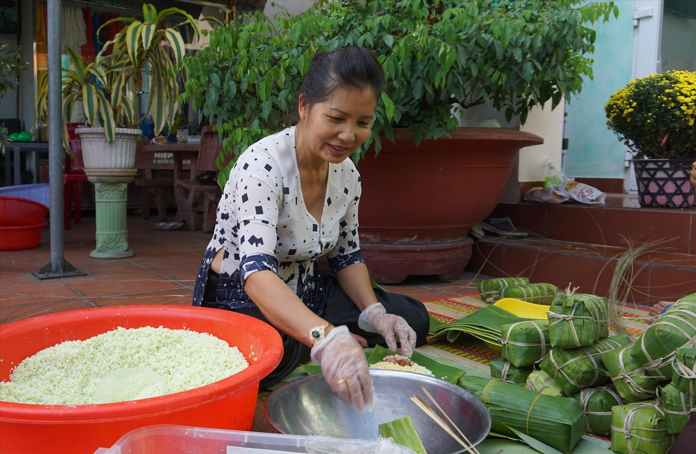 Năm nào bà Bùi Thị Bên cũng tự tay gói bánh tét tặng công nhân có hoàn cảnh khó khăn. Ảnh: U.P Năm nào bà Bùi Thị Bên cũng tự tay gói bánh tét tặng công nhân có hoàn cảnh khó khăn. Ảnh: U.P