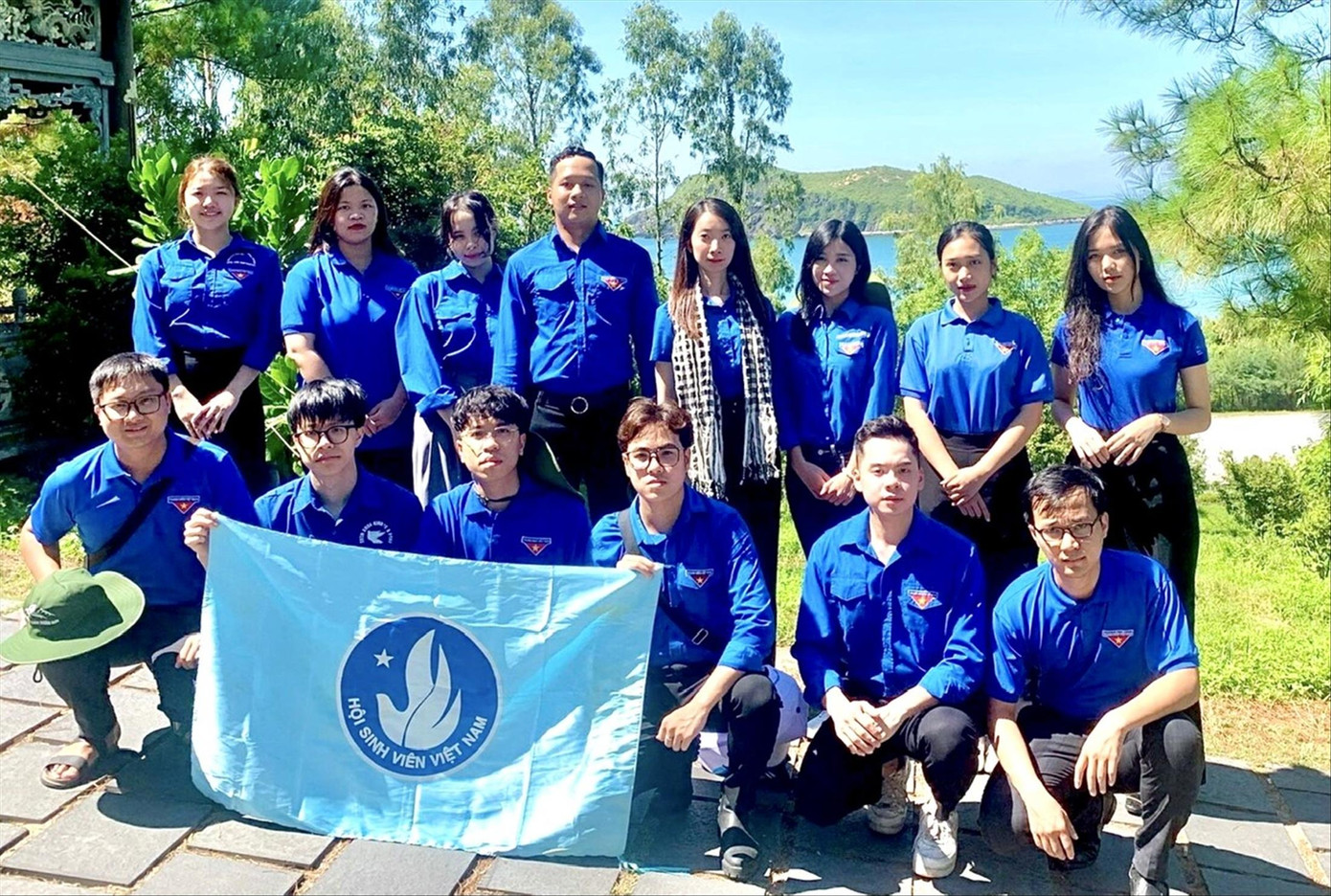 Trần Đức Minh (hàng đầu, thứ 2 từ trái qua) tham gia Hành trình tri ân sinh viên với biển, đảo Tổ quốc năm 2022, tại đảo Cồn Cỏ (Quảng Trị)