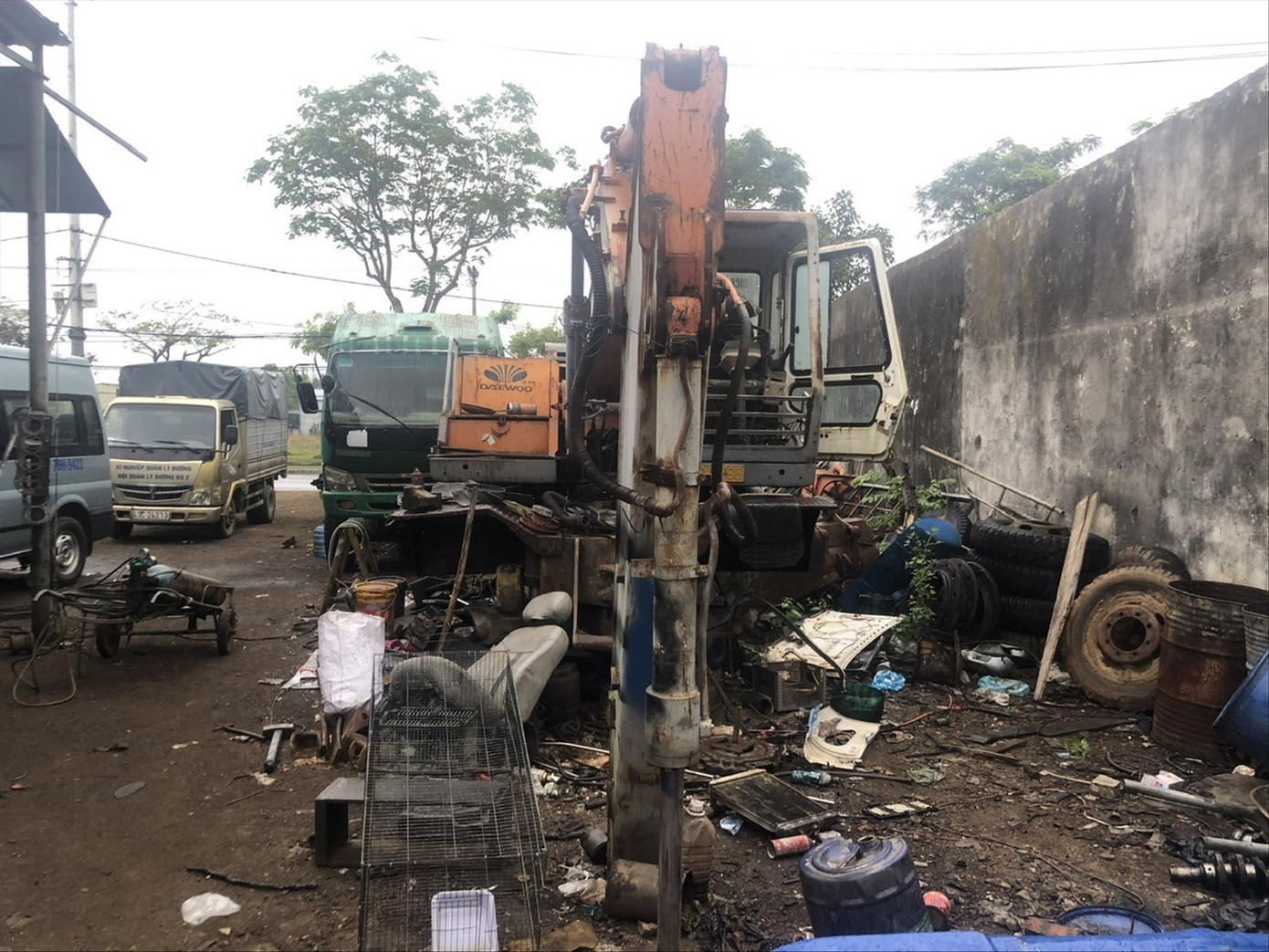 Hiện trạng máy đào bánh lốp biển số 43LA - 0786 hư hỏng nặng.