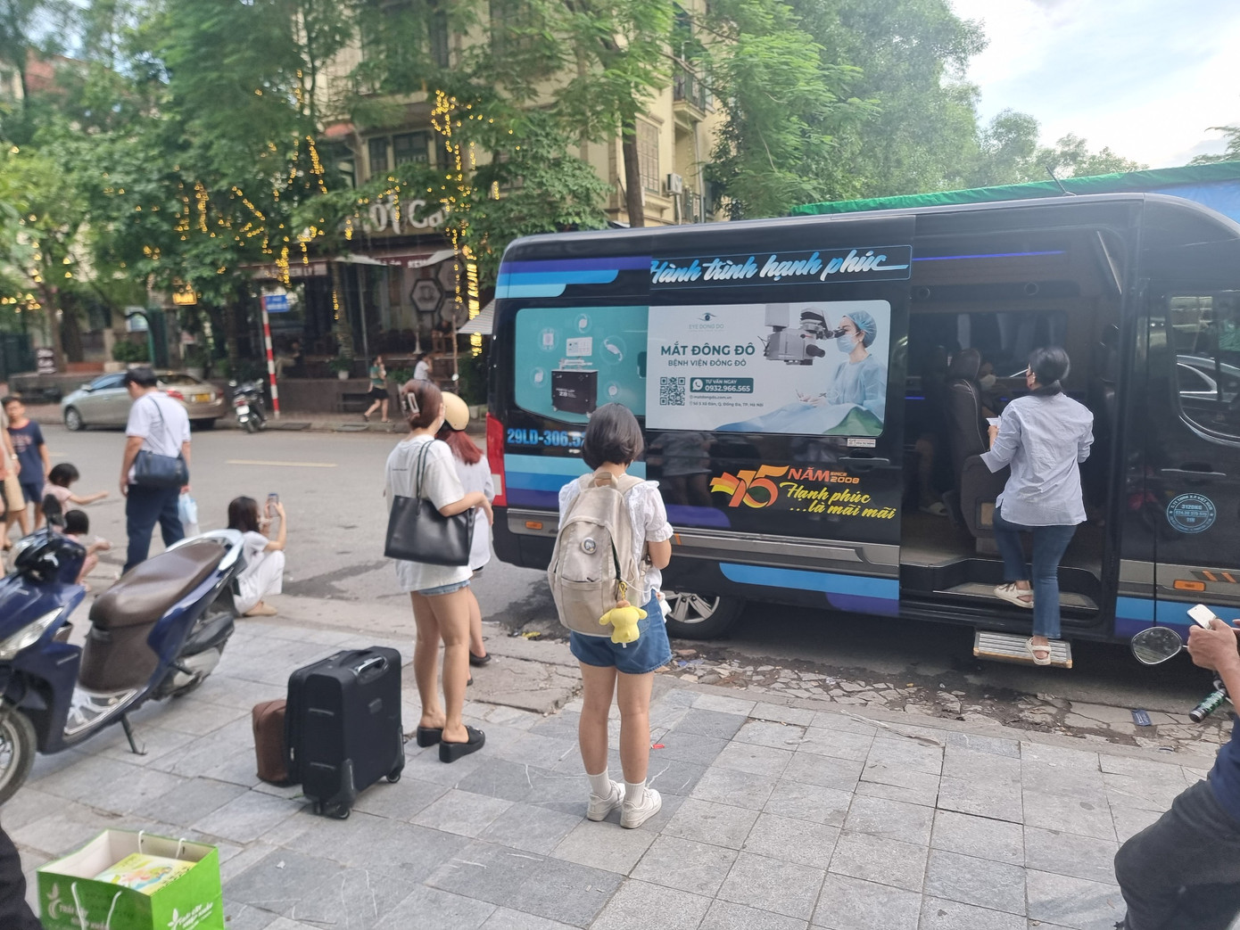 Phố Nguyễn Quốc Trị (Hà Nội) được các nhà xe hợp đồng trá hình biến thành “bến cóc” để đưa đón, khách. Phố Nguyễn Quốc Trị (Hà Nội) được các nhà xe hợp đồng trá hình biến thành “bến cóc” để đưa đón, khách.