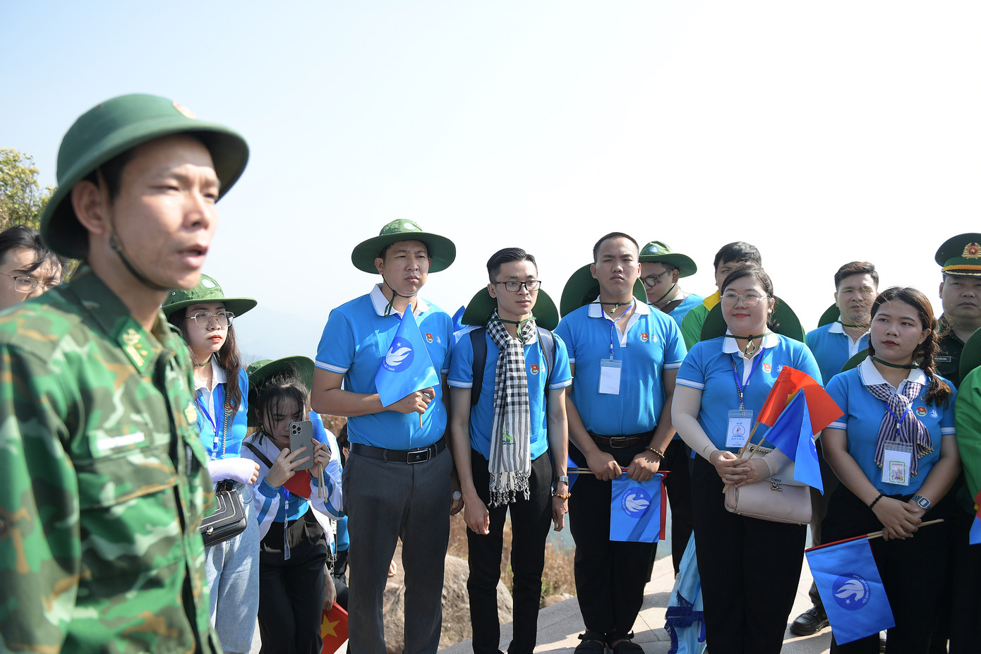 Các đại biểu nghe giới thiệu về Cột mốc A Pa Chải. Ảnh: Dương Triều