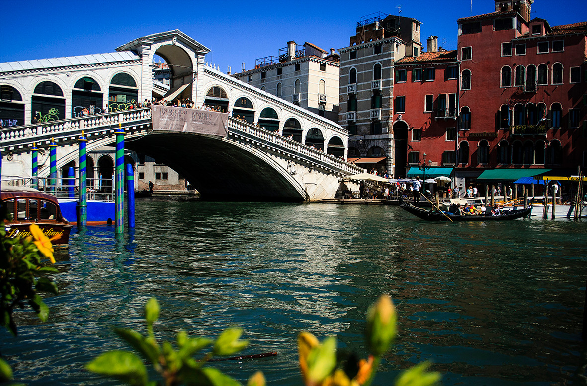 Cầu đá Rialto trên kênh Grand Canal.